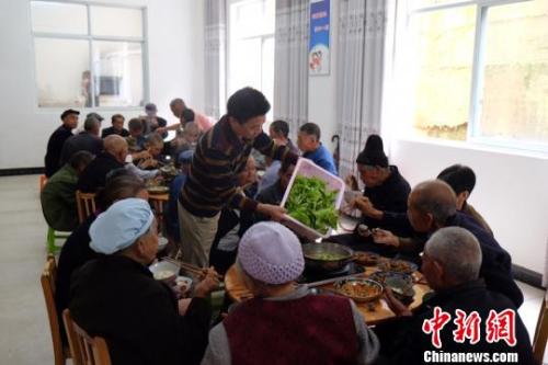 資料圖：社會(huì)福利中心吃飯的老人們。徐學(xué)練 攝。