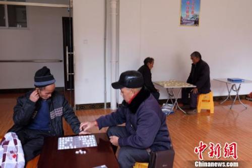 資料圖：老人們?cè)谙缕?。徐學(xué)練 攝。