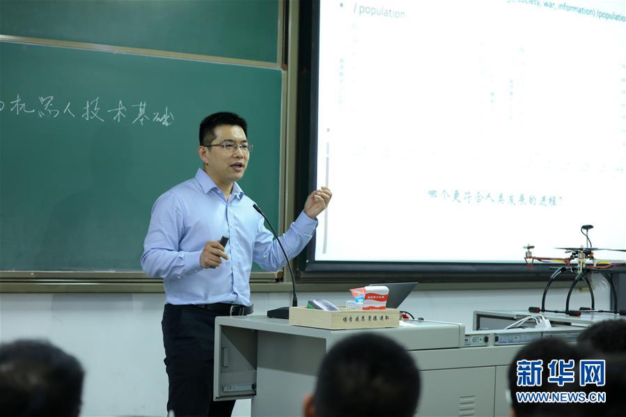 （圖文互動(dòng)）（1）心懷藍(lán)天　逐夢(mèng)云霄——記天津大學(xué)教授、一飛智控創(chuàng)始人齊俊桐