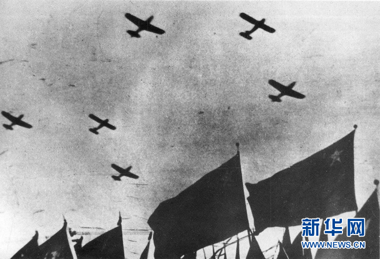 （新華全媒頭條·人民空軍70年·圖文互動）（1）陽光照耀奮飛的航程——黨中央、中央軍委和習主席關心人民空軍建設發(fā)展紀實
