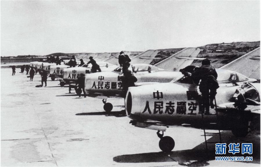 （新華全媒頭條·人民空軍70年·圖文互動）（3）陽光照耀奮飛的航程——黨中央、中央軍委和習主席關心人民空軍建設發(fā)展紀實