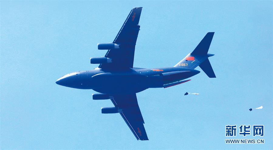 （新華全媒頭條·人民空軍70年·圖文互動）（10）陽光照耀奮飛的航程——黨中央、中央軍委和習主席關心人民空軍建設發(fā)展紀實