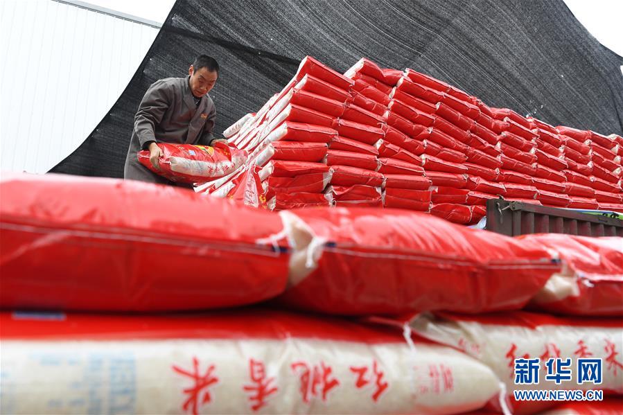 （在習(xí)近平新時(shí)代中國(guó)特色社會(huì)主義思想指引下——新時(shí)代新作為新篇章·總書記關(guān)切高質(zhì)量發(fā)展·圖文互動(dòng)）（4）穩(wěn)住“一頭豬”、供好“一袋米”、配好“一籃菜