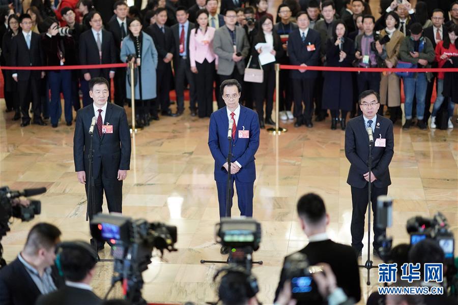 （兩會(huì)·面對(duì)面·XHDW）（17）全國政協(xié)委員接受采訪