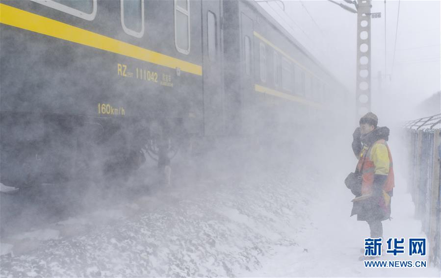 （新春走基層）（10）嚴寒下的“鐵路醫(yī)生”：風雪中守護回家路