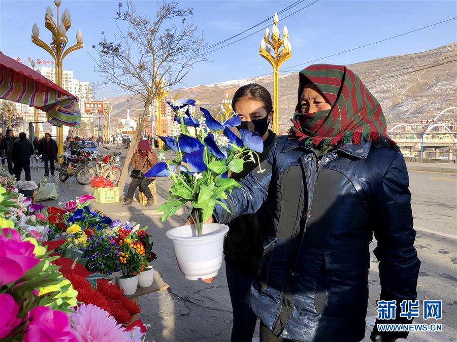 （新春走基層·圖文互動）（2）“只要備好年貨，新的一年就可以風調(diào)雨順”——臘月藏區(qū)年貨市場見聞