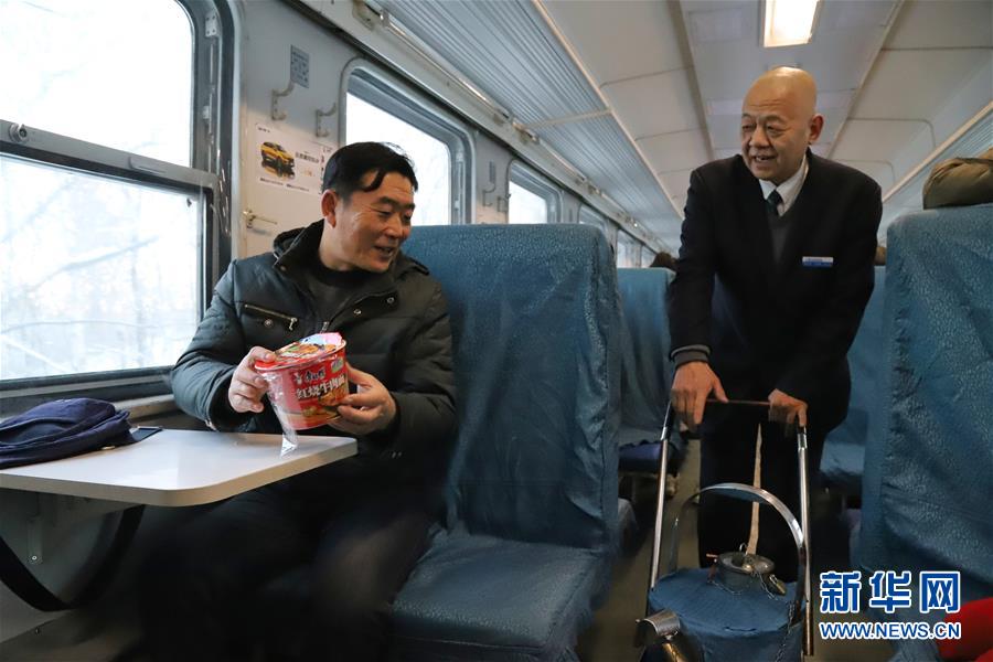 （新春走基層·圖文互動）（1）小康路上，與“小慢車”同行——長白山區(qū)綠皮火車二三事