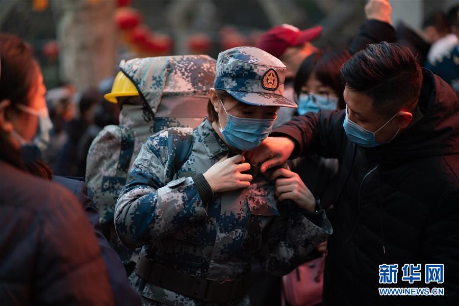 （新型肺炎疫情防控·圖文互動(dòng)）（1）除夕夜，他們這樣出征——空軍軍醫(yī)大學(xué)醫(yī)療隊(duì)出征武漢疫區(qū)見(jiàn)聞