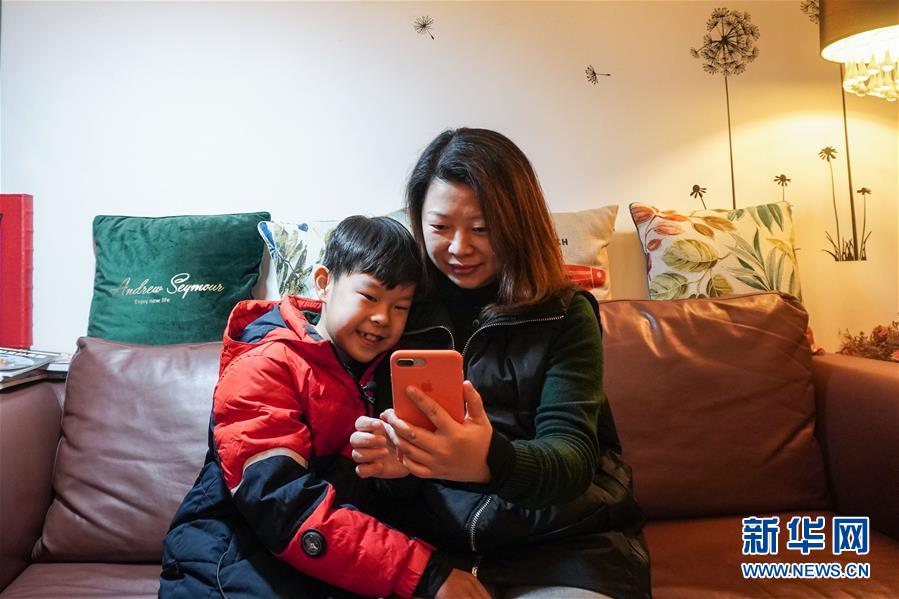 （聚焦疫情防控·圖文互動）（1）無法握手，但始終并肩