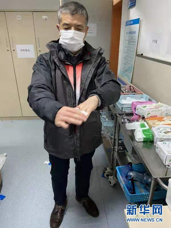 （新華全媒頭條·圖文互動(dòng)）（3）戰(zhàn)紅區(qū)！——發(fā)生在武漢抗疫隔離病房內(nèi)的故事