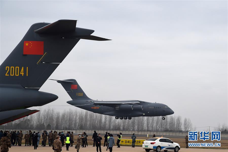 （聚焦疫情防控·圖文互動）（4）空軍出動3型11架運輸機(jī)多地同步向武漢空運醫(yī)療隊員