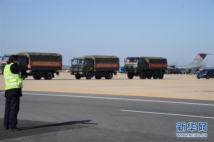 （聚焦疫情防控·圖文互動(dòng)）（16）空軍第四次向武漢大規(guī)?？者\(yùn)醫(yī)療隊(duì)員和物資