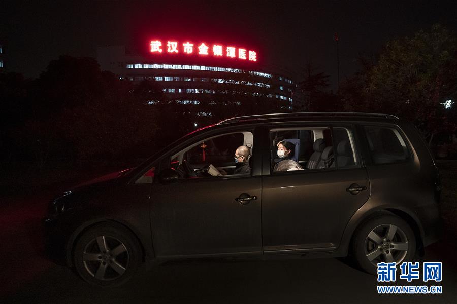 （一線抗疫群英譜·圖文互動）（1）特寫：為節(jié)省10分鐘，這對醫(yī)護(hù)夫妻“以車為家”