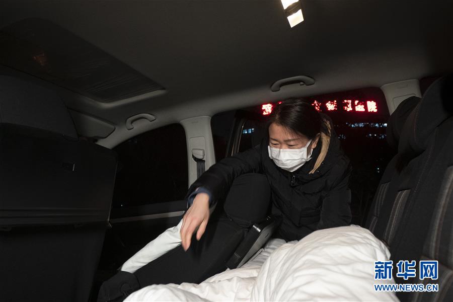 （一線抗疫群英譜·圖文互動）（2）特寫：為節(jié)省10分鐘，這對醫(yī)護(hù)夫妻“以車為家”
