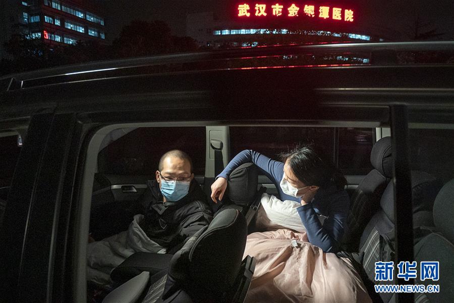 （一線抗疫群英譜·圖文互動）（4）特寫：為節(jié)省10分鐘，這對醫(yī)護(hù)夫妻“以車為家”