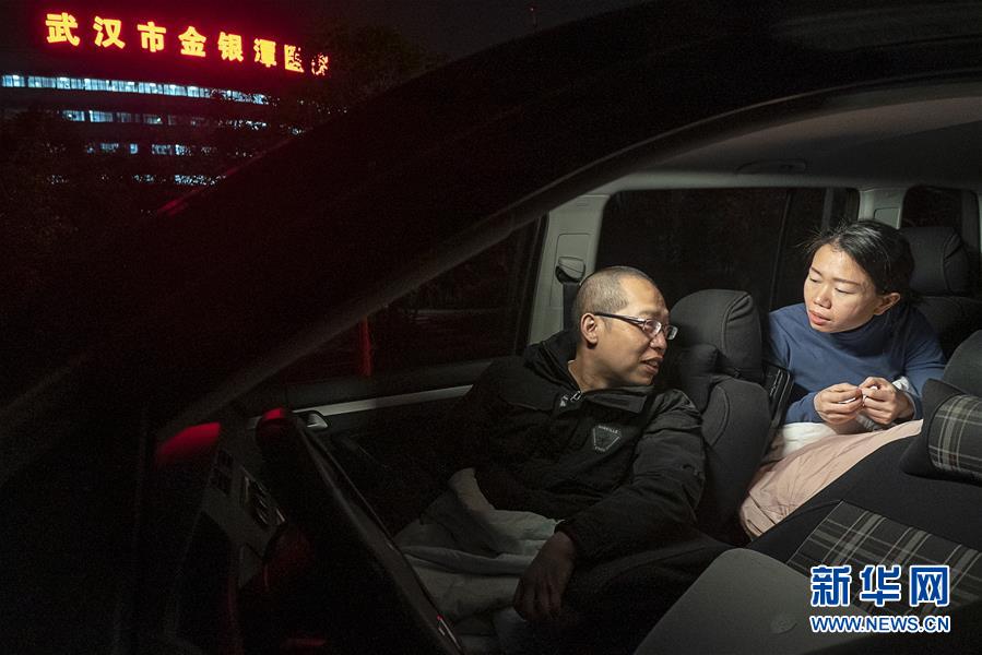 （一線抗疫群英譜·圖文互動）（6）特寫：為節(jié)省10分鐘，這對醫(yī)護(hù)夫妻“以車為家”