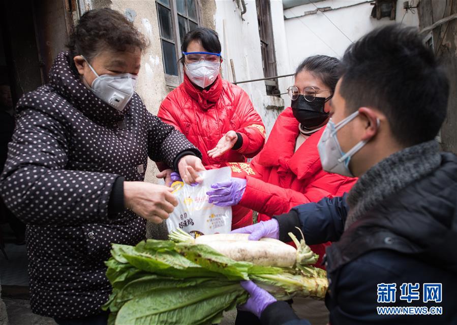 （新華全媒頭條·圖文互動）（10）守望相助，堅忍不拔——致敬武漢戰(zhàn)“疫”中千千萬萬個平凡英雄