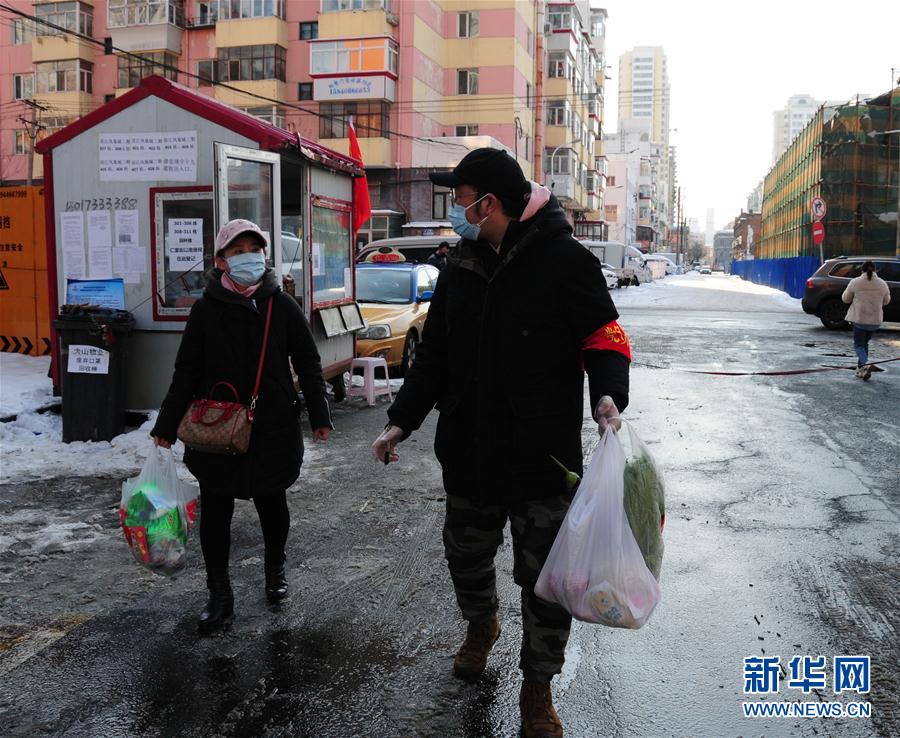 （聚焦疫情防控·圖文互動）（1）不知你是誰，知你為了誰——社區(qū)戰(zhàn)“疫”志愿者群像