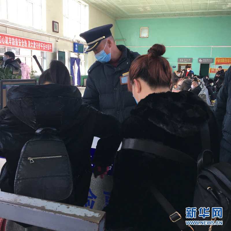 （新華網(wǎng)·圖文互動(dòng)）（2）疫情下，小站鐵路安檢員收獲10多萬(wàn)粉絲