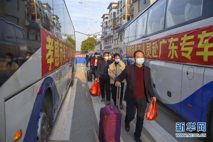 （新華全媒頭條·在習(xí)近平新時代中國特色社會主義思想指引下——新時代新作為新篇章·圖文互動）（5）同心戰(zhàn)“疫”彰顯人民至上——各地各部門貫徹落實(shí)習(xí)近平總書記重要指示精神統(tǒng)籌推進(jìn)疫情防控和經(jīng)濟(jì)社會發(fā)展 