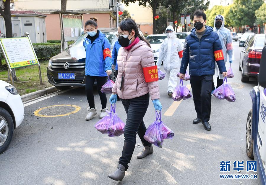 （新華全媒頭條·在習(xí)近平新時代中國特色社會主義思想指引下——新時代新作為新篇章·圖文互動）（3）同心戰(zhàn)“疫”彰顯人民至上——各地各部門貫徹落實(shí)習(xí)近平總書記重要指示精神統(tǒng)籌推進(jìn)疫情防控和經(jīng)濟(jì)社會發(fā)展 