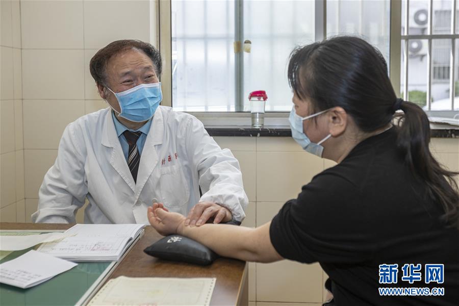 （代表委員履職·圖文互動）（4）“履職與行醫(yī)，都要精益求精”——全國政協(xié)委員吳煥淦履職記