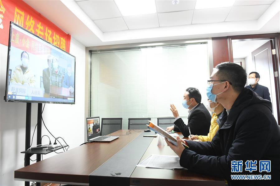 （新華全媒頭條·圖文互動）（18）從人民中汲取磅礴力量——習近平總書記同出席2020年全國兩會人大代表、政協(xié)委員共商國是紀實