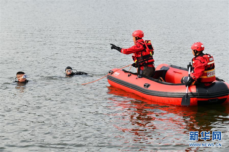 （社會(huì)）（2）貴州安順公交車(chē)墜入虹山湖水庫(kù)致21人死亡15人受傷