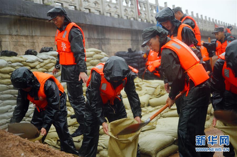 （防汛抗洪·圖文互動(dòng)）（1）洪水不退，子弟兵誓死不退——解放軍和武警部隊(duì)官兵參與洪澇災(zāi)害搶險(xiǎn)救援記事