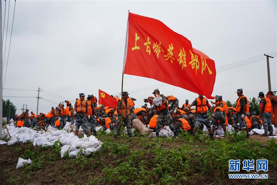 （防汛抗洪·圖文互動(dòng)）（4）洪水不退，子弟兵誓死不退——解放軍和武警部隊(duì)官兵參與洪澇災(zāi)害搶險(xiǎn)救援記事