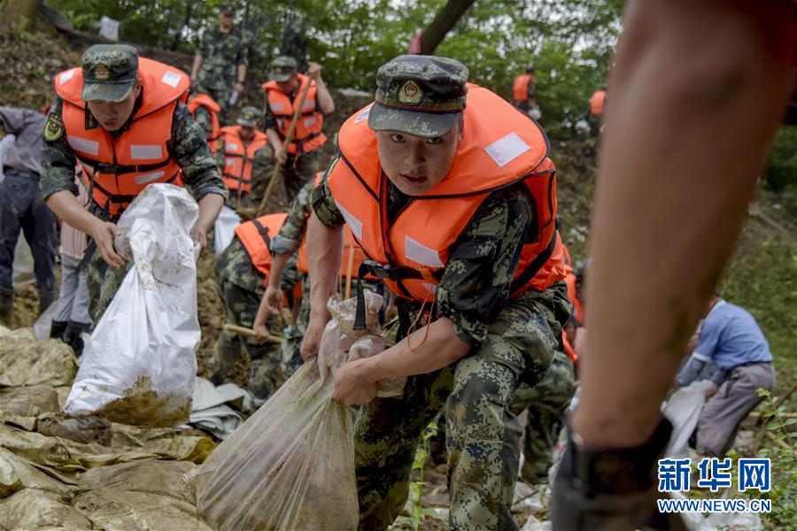 （防汛抗洪·圖文互動(dòng)）（6）洪水不退，子弟兵誓死不退——解放軍和武警部隊(duì)官兵參與洪澇災(zāi)害搶險(xiǎn)救援記事