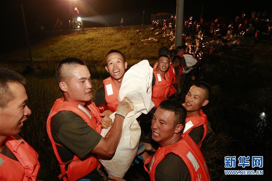 （防汛抗洪·圖文互動(dòng)）（8）洪水不退，子弟兵誓死不退——解放軍和武警部隊(duì)官兵參與洪澇災(zāi)害搶險(xiǎn)救援記事