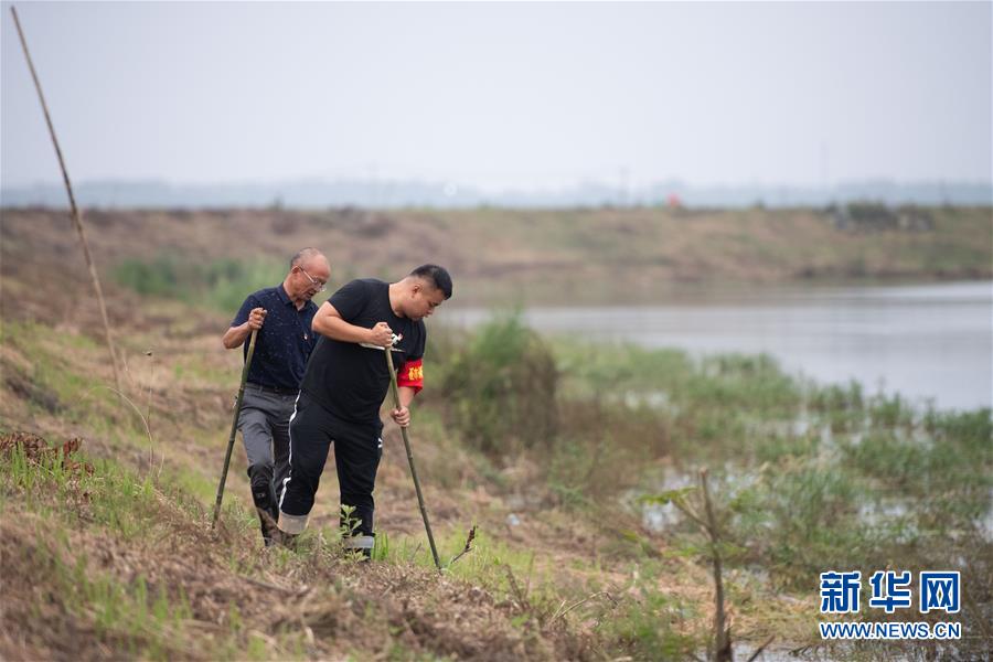 （防汛抗洪·圖文互動(dòng)）（1）在大堤上成長，為人民守護(hù)——洪水中的青年“生力軍”