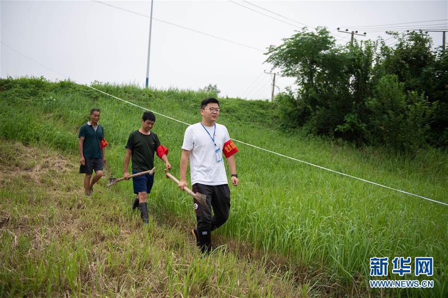 （防汛抗洪·圖文互動(dòng)）（3）在大堤上成長，為人民守護(hù)——洪水中的青年“生力軍”