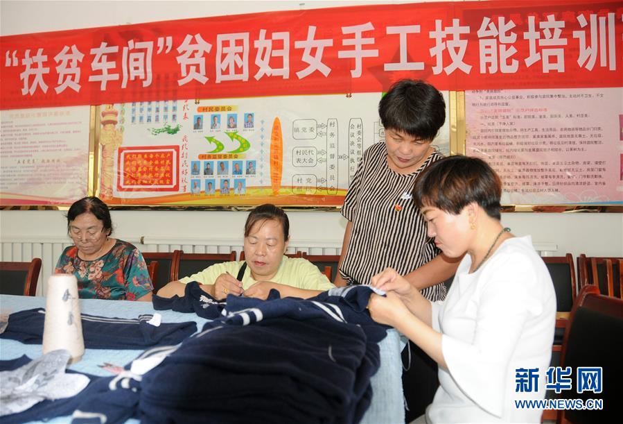 （決戰(zhàn)決勝脫貧攻堅·圖文互動）（1）內(nèi)蒙古河套：一雙巧手、一副棒針、一團(tuán)毛線打造貧困戶“炕頭經(jīng)濟(jì)”