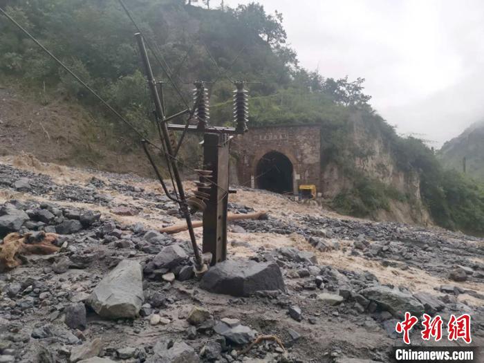 因泥石流受損的成昆鐵路區(qū)間?！ソ?攝