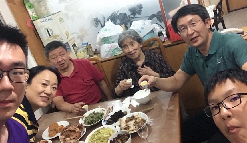 10月1日，留學生李天力（左一）在老家淄博的親戚家中與親人一起吃晚飯，共度中秋