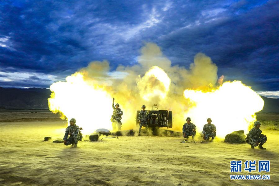 （在習(xí)近平強(qiáng)軍思想指引下·我們?cè)趹?zhàn)位報(bào)告·圖文互動(dòng)）（1）朵朵傘花綻放，勝戰(zhàn)精兵天降——空降兵部隊(duì)某旅教導(dǎo)員余海龍帶領(lǐng)官兵傳承黃繼光精神記事