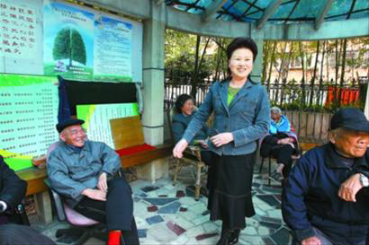 午睡后老人們每天在小區(qū)花園里等梁書記“報(bào)到”