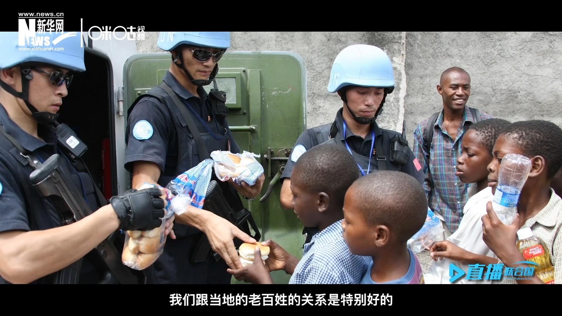 這群胸前印著五星紅旗的警察，在當?shù)孛癖娦睦镉兄恋榈榈姆萘浚矀鬟f出許多的善意與感動。