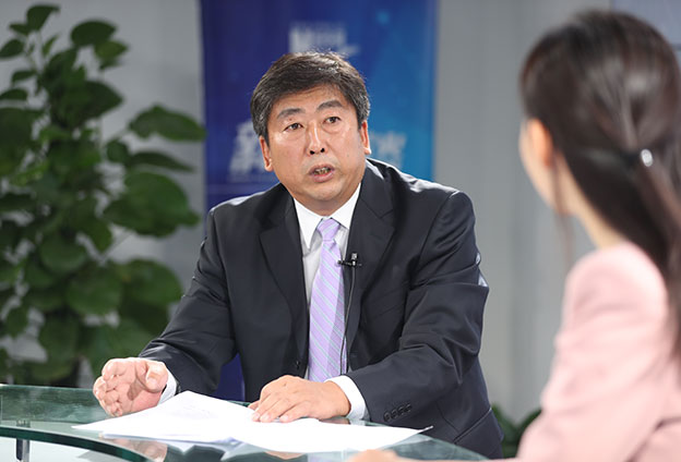 具體落在實處就是把方向，管大局，保落實