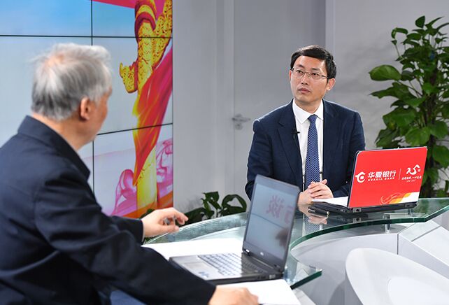 您再給我們梳理一下，黨章中有關(guān)“基本路線”的修改情況。