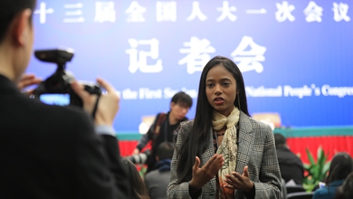 一名外國(guó)記者在為采訪(fǎng)做準(zhǔn)備