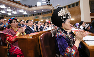 十三屆全國(guó)人大一次會(huì)議在北京閉幕