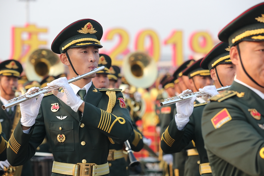 解放軍聯(lián)合軍樂團在廣場就位后進行準備工作和試奏。據了解，解放軍聯(lián)合軍樂團此次演奏是從開國大典至今歷次閱兵以來演奏曲目最多的一次，不少曲目是為此次閱兵量身打造的全新作品，此次也是歷次女演奏員最多的一次。