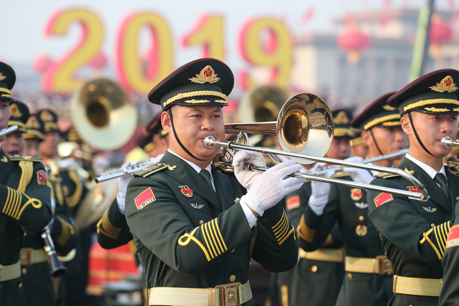 解放軍聯(lián)合軍樂團在廣場就位后進行準備工作和試奏。據了解，解放軍聯(lián)合軍樂團此次演奏是從開國大典至今歷次閱兵以來演奏曲目最多的一次，不少曲目是為此次閱兵量身打造的全新作品，此次也是歷次女演奏員最多的一次。