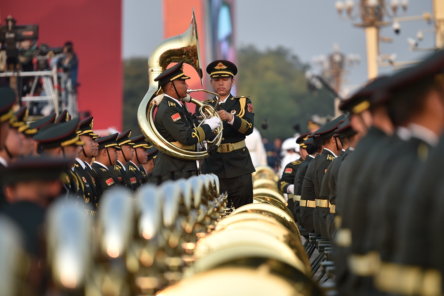 解放軍聯(lián)合軍樂團在廣場就位后進行準備工作和試奏。據了解，解放軍聯(lián)合軍樂團此次演奏是從開國大典至今歷次閱兵以來演奏曲目最多的一次，不少曲目是為此次閱兵量身打造的全新作品，此次也是歷次女演奏員最多的一次。