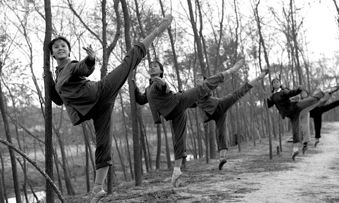1972年秋，上海市舞蹈學(xué)?！栋酌穭〗M的演員們來(lái)到上海市金山縣金衛(wèi)公社參加勞動(dòng)鍛煉，在農(nóng)村也堅(jiān)持練功。新華社記者黃田寶攝