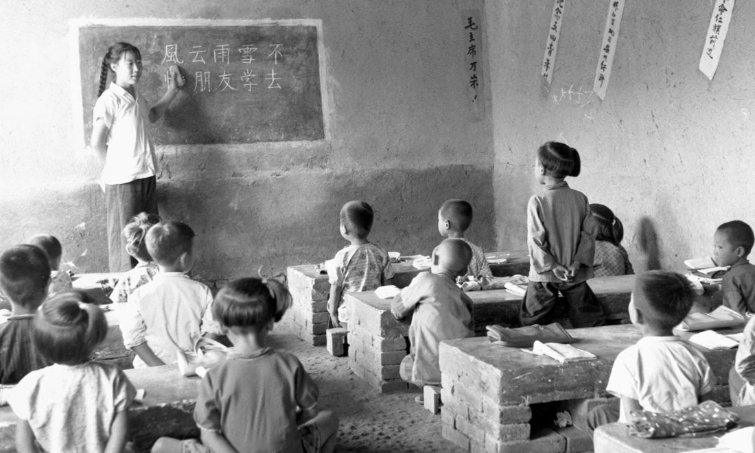 1964年夏，河北省壩縣煎茶鋪公社西煎大隊(duì)，一所耕讀小學(xué)的學(xué)生們?cè)谏险n。新華社記者梁一丁攝