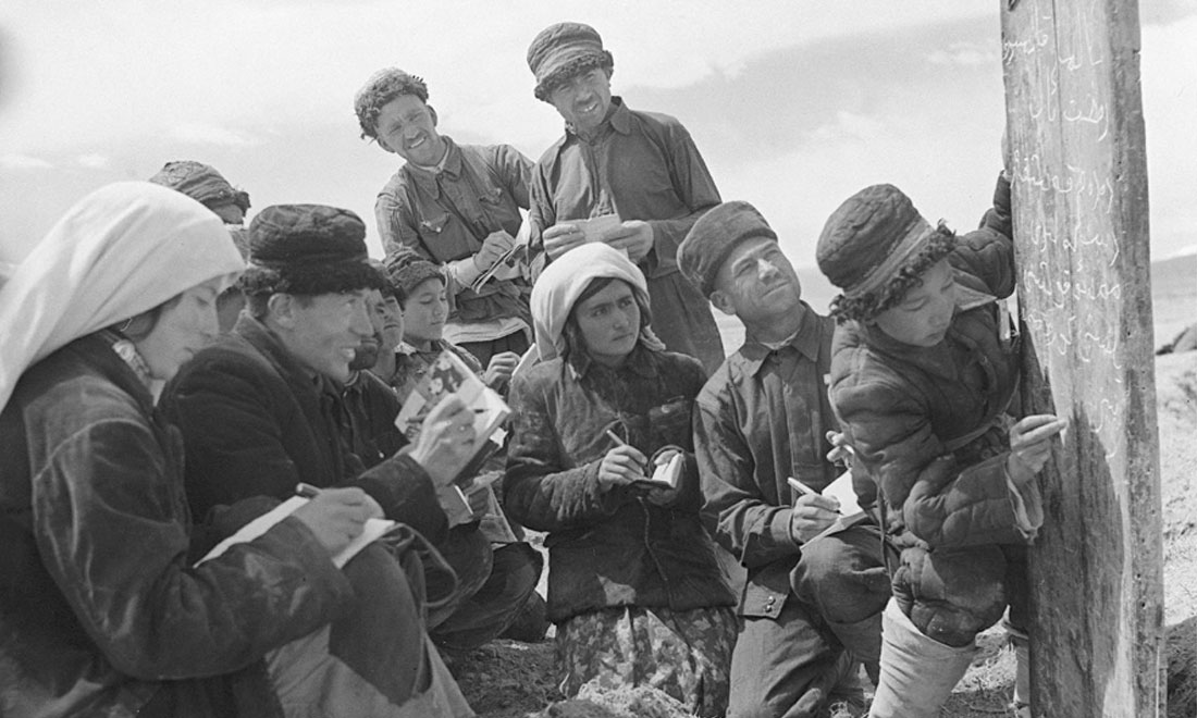 1960年6月，新疆慕士塔格峰下，大人們?cè)谛W(xué)生幫助下學(xué)習(xí)文化。新華社記者武純展攝